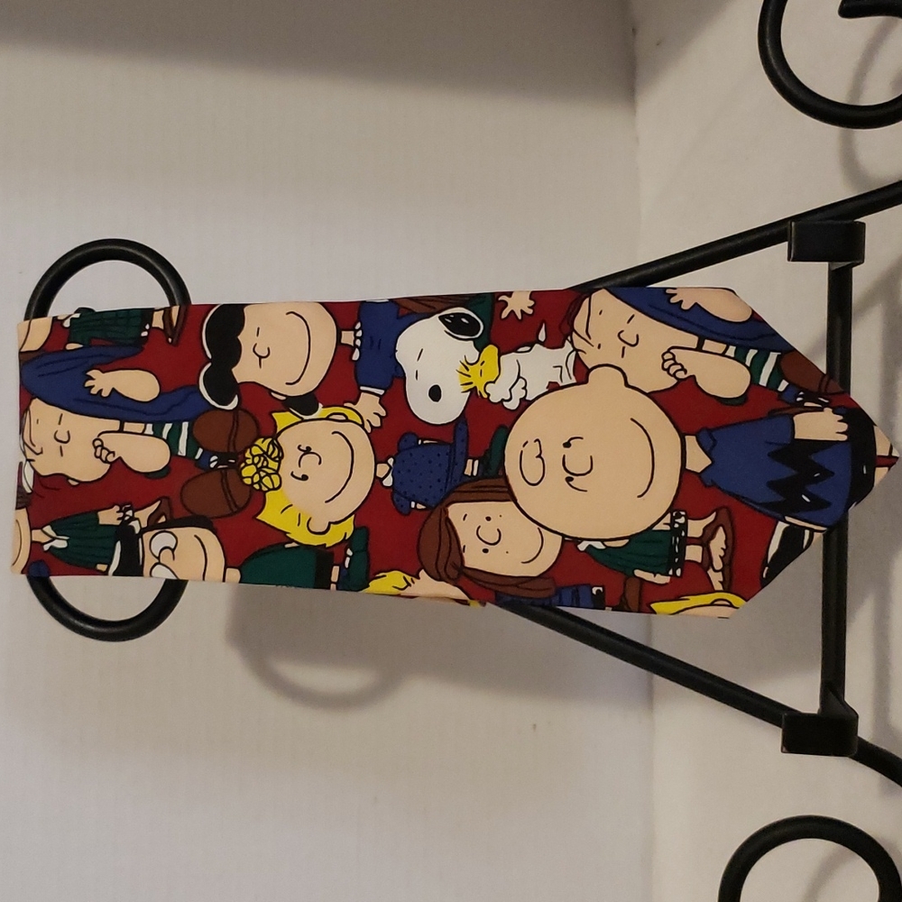 Peanuts | Men's 100% Silk Tie "I Need All The Friends I Can Get"